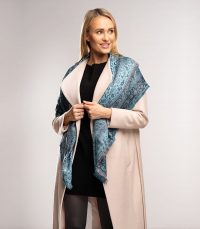 Chusta jedwabna w kolorze niebieskim z tradycyjnym wzorem jamawar, w rozmiarze 140x140 cm. Elegancka, luksusowa i miękka, idealna do stylizacji na chłodniejsze dni.